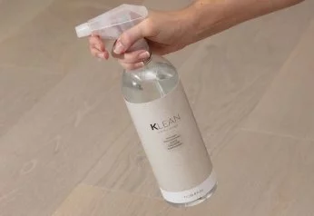 Pulvérisation sur un plancher en bois franc