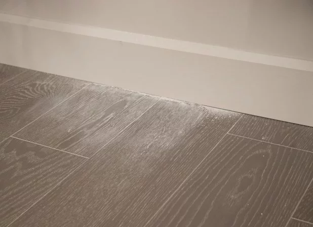 Poussière de cloison sèche incrustée dans le bois