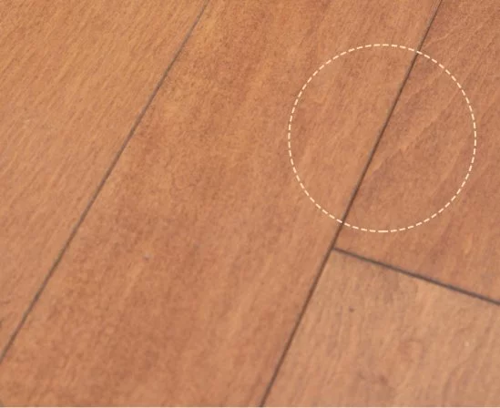 Plancher avec crasse incrustée dans les joints